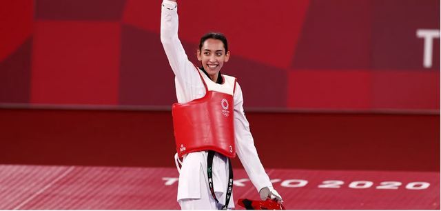 [서울=뉴시스] 25일 도쿄올림픽에서 난민팀 여성 태권도 선수 키미아 알리자데가 중국 '리준 주'를 이기며, 준결승전에 진출을 기념하는 세레모니를 하고 있다. (사진=IOC) 2021.08.06photo@newsis.com *재판매 및 DB 금지