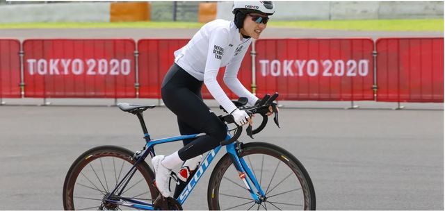 [서울=뉴시스] 7월 28일 난민팀 마소마 알리 자다가 도쿄 2020 올림픽 5일차 여자 개인전 도로 사이클 22.1km에서 완주를 향해 페달을 밟고 있다. (사진=IOC) 2021.08.06 photo@newsis.com *재판매 및 DB 금지