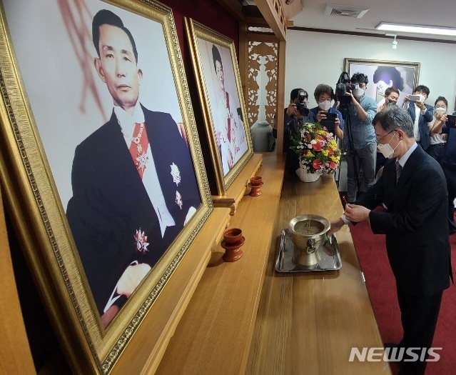 [구미=뉴시스] 박홍식 기자 = 국민의힘 대권주자인 최재형 전 감사원장이 6일 오전 경북 구미 박정희 전 대통령 생가를 찾아 영정에 분향하고 있다. 2021.08.06 phs6431@newsis.com