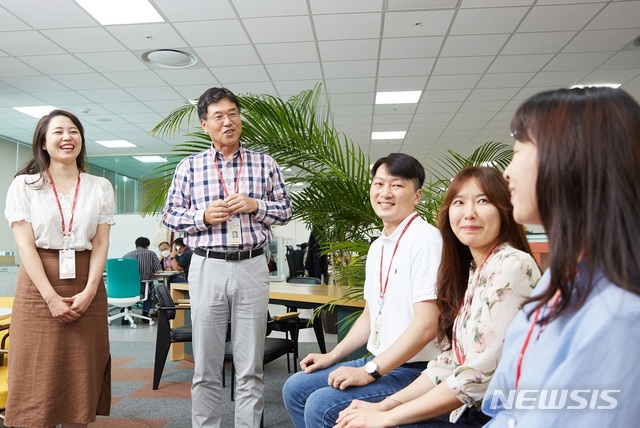 [서울=뉴시스] 오종훈 SK하이닉스 GSM담당(사진 왼쪽 두 번째).(사진=SK하이닉스 제공) 2021.8.8 photo@newsis.com