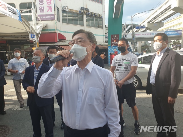 [대구=뉴시스] 김동현 수습기자 = 국민의힘 당 대선 경선 후보인 최재형 전 감사원장이 6일 오후 대구 중구 대신동 서문시장상가연합회를 방문해 지지를 호소하고 있다.  2021.08.06. rlaehd3657@newsis.com