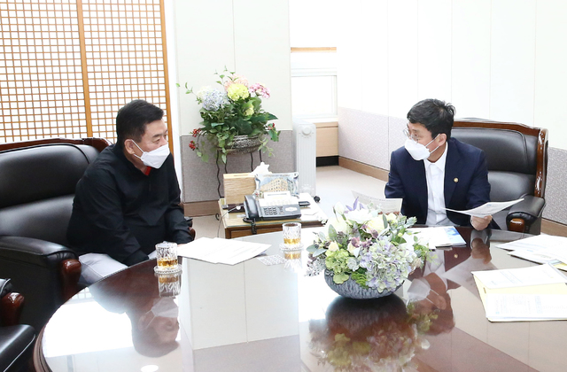 [광주=뉴시스] 구길용 기자 = 구충곤 화순군수는 6일 기획재정부를 방문해 안도걸 2차관에게 총사업비 2617억 규모의 K-글로벌 백신 허브화 관련 5개 사업을 건의했다. (사진=화순군 제공). 2021.08.06. kykoo1@newsis.com&nbsp; *재판매 및 DB 금지