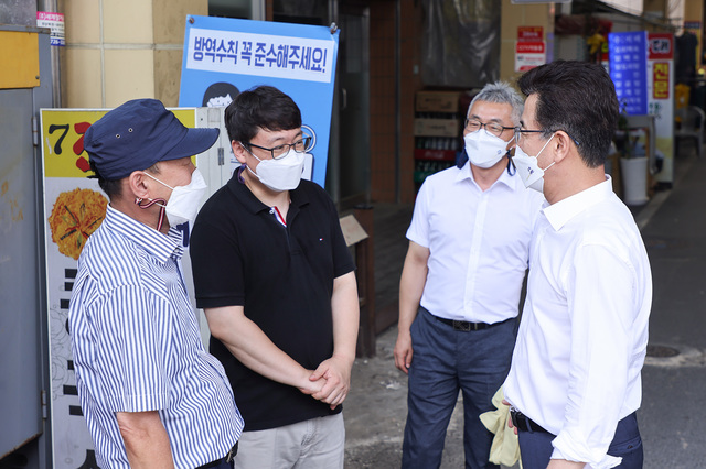 [대전=뉴시스]허태정(오른쪽) 대전시장이 6일 중구 오류시장을 찾아 상인들을 만나 애로사항을 듣고 있다. (사진= 대전시 제공) 2021.08.06. photo@newsis.com *재판매 및 DB 금지