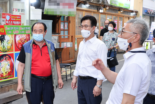 [대전=뉴시스]허태정(가운데) 대전시장이 6일 중구 오류시장을 찾아 상인들을 만나 애로사항을 듣고 있다. (사진= 대전시 제공) 2021.08.06. photo@newsis.com *재판매 및 DB 금지