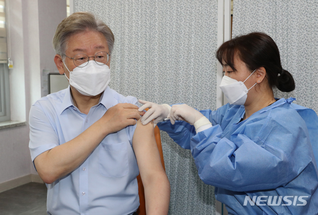 [수원=뉴시스] 김종택기자 = 이재명 경기도지사가 6일 오전 경기도 수원시 팔달구보건소에서 아스트라제네카(AZ) 백신 2차 접종을 받고 있다. 2021.08.06. jtk@newsis.com