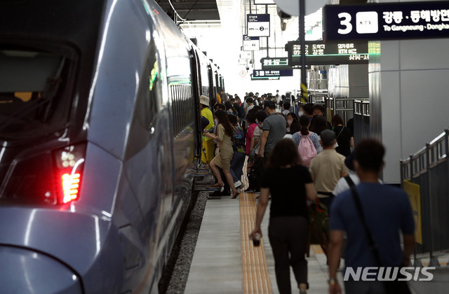 [서울=뉴시스] 백동현 기자 = 사진은 서울 동대문구 청량리역 KTX 승강장에서 시민들이 KTX-이음 열차에 탑승하는 모습. 2022.07.04. livertrent@newsis.com