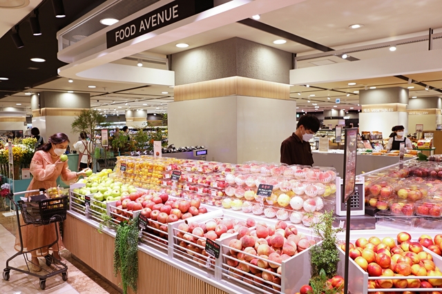 [서울=뉴시스] 6일 서울 노원구 롯데백화점 노원점 프리미엄 식품관에서 고객이 상품을 살펴보고 있다. 롯데백화점은 집콕 트렌드와 MZ세대를 겨냥해 노원점 지하 1층 식품관 내 반찬 코너, 밀키트 상품 등 을 강화했다. (사진=롯데쇼핑 제공) 2021.08.06. photo@newsis.com *재판매 및 DB 금지