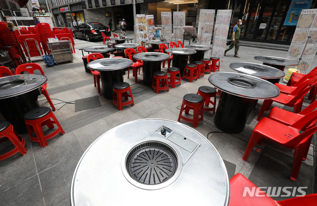 [서울=뉴시스] 조성우 기자 = 지난달 6일 오후 서울 중구 명동의 한 식당 야외 테이블이 점심시간에도 비어있다. 2021.08.06. xconfind@newsis.com