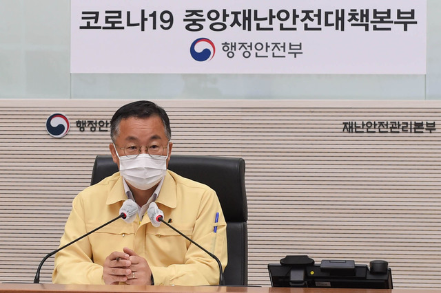 [서울=뉴시스] 이승우 행정안전부 재난안전관리본부장이 지난 8월6일 세종시 정부세종2청사 중앙재난안전상황실에서 코로나19 상황회의를 하고 있다. photo@newsis.com *재판매 및 DB 금지