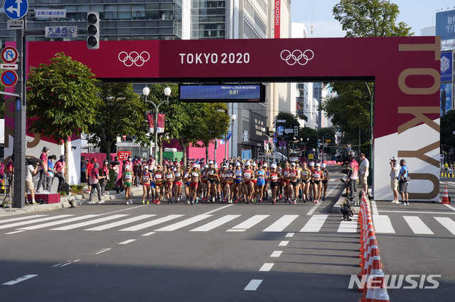 [삿포로=AP/뉴시스] 6일 삿포로 오도리 공원에서 열린 2020 도쿄올림픽 육상 여자 경보 20㎞ 경기 모습. 2021.08.06