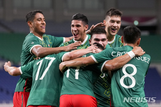 [사이타마=AP/뉴시스]멕시코가 일본을 꺾고 남자축구 동메달을 땄다. 2021.08.06.