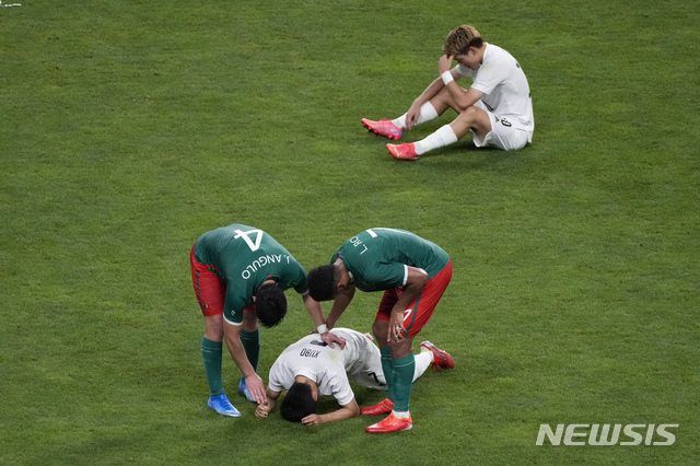 [사이타마=AP/뉴시스]개최국 일본이 남자축구 4위로 마감했다. 2021.08.06.