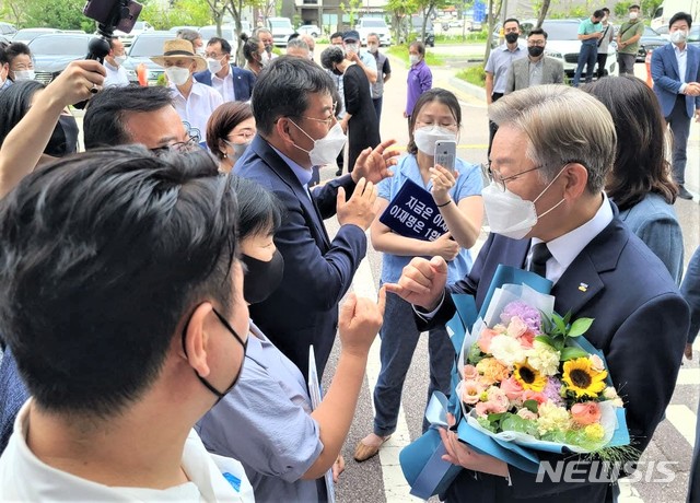 [원주=뉴시스] 이덕화 기자 = 7일 이재명 더불어민주당 대선 후보가 강원 원주시 의료기기테크노밸리를 방문해 한 지지자와 새끼손가락을 걸며 약속을 하고 있다. 2021.08.07. wonder8768@newsis.com
