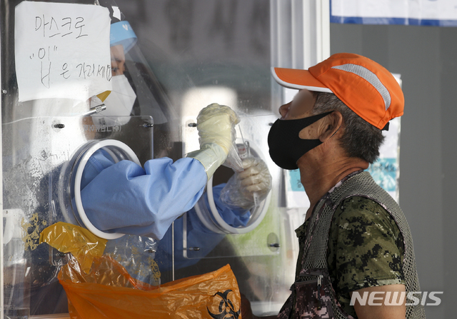 [서울=뉴시스] 정병혁 기자 = 지난  7일 오전 서울 중구 서울역광장에 설치된 코로나19 임시선별검사소를 찾은 시민들이 검사를 받기 위해 줄 서 있다. 2021.08.07. jhope@newsis.com