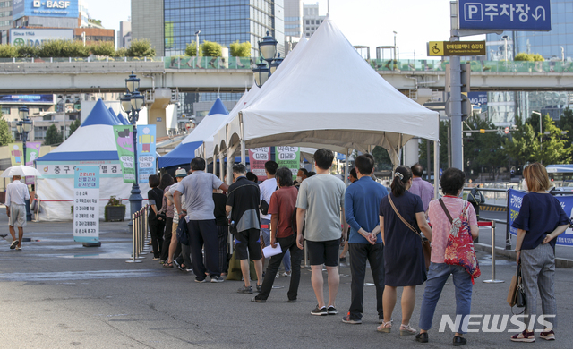 [서울=뉴시스] 정병혁 기자 = 지난 7일 오전 서울 중구 서울역광장에 설치된 코로나19 임시선별검사소를 찾은 시민들이 검사를 받기 위해 줄 서 있다. 2021.08.07. jhope@newsis.com