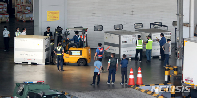 [인천공항=뉴시스] 추상철 기자 = 지난 7일 오후 인천국제공항화물터미널에서 관계자들이 모더나 백신을 옮기고 있다. 2021.08.07. scchoo@newsis.com