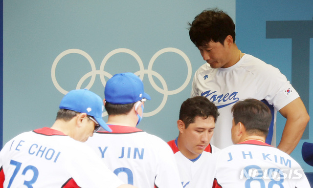 [요코하마(일본)=뉴시스] 최진석 기자 = 야구 오승환이 7일 일본 요코하마 스타디움에서 열린 도쿄올림픽 야구 동메달 결정전 도미니카공화국과 대한민국의 경기에서 10-6으로 패하며 4위를 차지한 뒤 아쉬워하고 있다. 2021.08.07. myjs@newsis.com