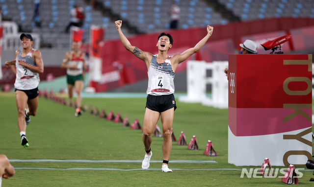 [조후(일본)=뉴시스] 이영환 기자 = 전웅태가 7일 오후 일본 조후 도쿄 스타디움에서 열린 근대5종경기 남자 개인 레이저런에서 3위로 들어오며 포효하고 있다. 2021.08.07. 20hwan@newsis.com