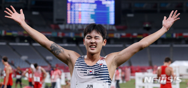 [조후(일본)=뉴시스] 이영환 기자 = 전웅태가 7일 오후 일본 조후 도쿄 스타디움에서 열린 근대5종경기 남자 개인 레이저런에서 3위로 골인해 동메달을 확정 지은 뒤 환호하고 있다. 2021.08.07. 20hwan@newsis.com