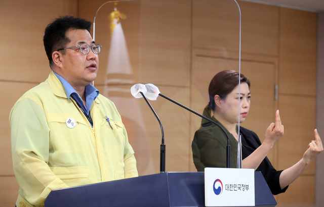 [서울=뉴시스] 손영래 보건복지부 중앙사고수습본부(중수본) 사회전략반장이 8일 오후 정부서울청사에서 코로나19 브리핑을 하고 있다. (사진=중앙재난안전대책본부 제공) 2021.08.08. photo@newsis.com *재판매 및 DB 금지