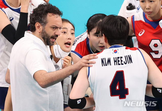 [도쿄(일본)=뉴시스] 최진석 기자 = 8일 일본 도쿄 아리아케 아레나에서 열린 도쿄올림픽 여자배구 동메달 결정전 대한민국 대 세르비아의 경기, 대한민국 스테파노 라바리니 감독이 김희진을 격려하고 있다. 2021.08.08. myjs@newsis.com
