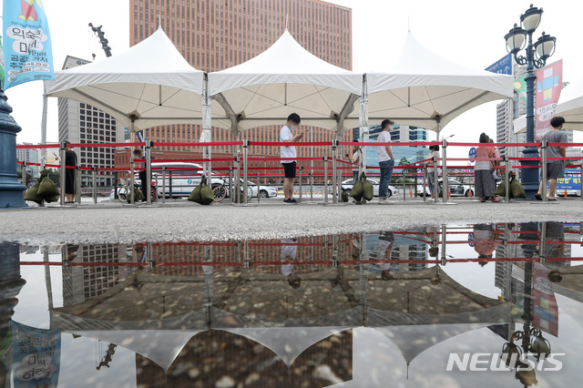 [서울=뉴시스] 김병문 기자 = 코로나19 일일 신규 확진자 수가 1729명으로 집계돼 주말 기준 최대치로 나타난 8일 오전 서울 중구 서울역에 마련된 임시선별검사소에서 시민들이 검사를 기다리고 있다. 2021.08.08. dadazon@newsis.com