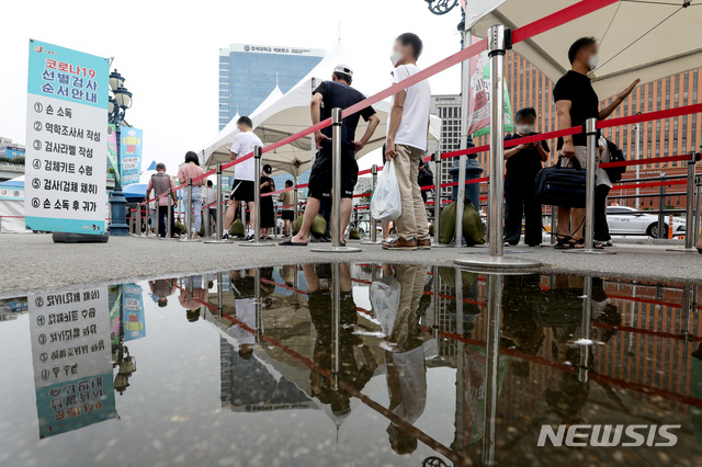[서울=뉴시스] 김병문 기자 = 코로나19 일일 신규 확진자 수가 1729명으로 집계돼 주말 기준 최대치로 나타난 8일 오전 서울 중구 서울역에 마련된 임시선별검사소에서 시민들이 검사를 기다리고 있다. 2021.08.08. dadazon@newsis.com
