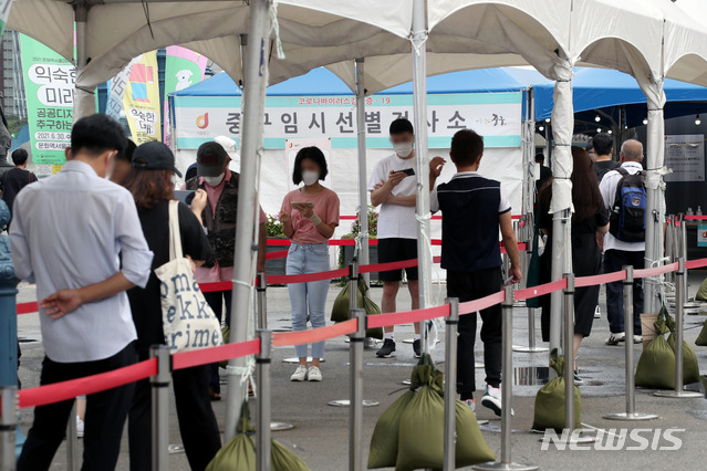 [서울=뉴시스] 김병문 기자 = 코로나19 일일 신규 확진자 수가 1729명으로 집계돼 주말 기준 최대치로 나타난 8일 오전 서울 중구 서울역에 마련된 임시선별검사소에서 시민들이 검사를 기다리고 있다. 2021.08.08. dadazon@newsis.com
