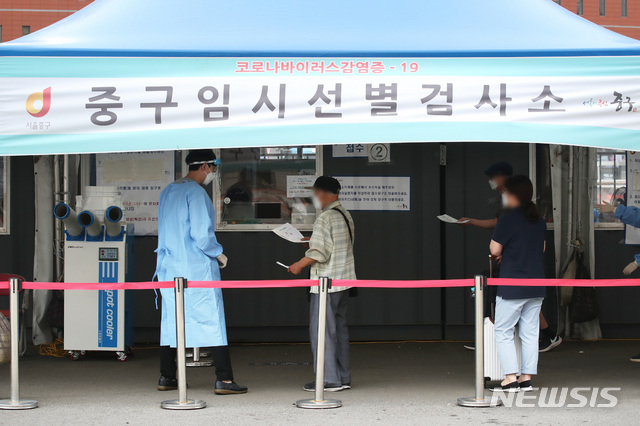 [서울=뉴시스] 김병문 기자 = 코로나19 일일 신규 확진자 수가 1729명으로 집계돼 주말 기준 최대치로 나타난 8일 오전 서울 중구 서울역에 마련된 임시선별검사소에서 시민들이 검사를 기다리고 있다. 2021.08.08. dadazon@newsis.com