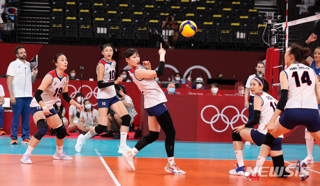 [도쿄(일본)=뉴시스] 이영환 기자 = 8일 오전 일본 도쿄 아리아케 아레나에서 열린 도쿄올림픽 여자배구 동메달 결정전 대한민국과 세르비아의 경기, 안혜진이 손짓을 하고 있다. 2021.08.08. 20hwan@newsis.com