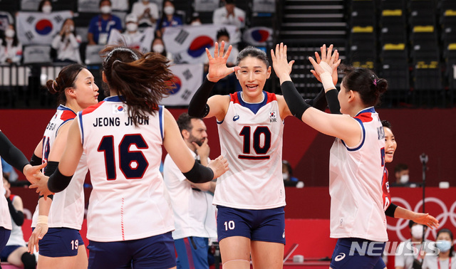 [도쿄(일본)=뉴시스] 이영환 기자 = 8일 오전 일본 도쿄 아리아케 아레나에서 열린 도쿄올림픽 여자배구 동메달 결정전 대한민국과 세르비아의 경기, 김연경이 동료들과 기뻐하고 있다. 2021.08.08. 20hwan@newsis.com