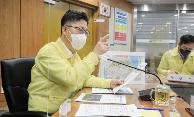 [서울=뉴시스] 박주성 기자 = 김현수 장관이 8일 정부세종청사에서 강원도 고성군 소재 돼지농장 아프리카돼지열병(ASF) 확진에 따른 상황회의 주재하고 있다. (사진=농림축산식품부 제공). 2021.08.08. photo@newsis.com&nbsp; 