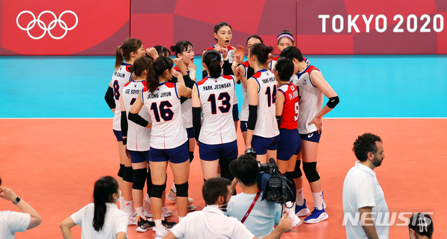 [도쿄(일본)=뉴시스] 최진석 기자 = 8일 일본 도쿄 아리아케 아레나에서 열린 도쿄올림픽 여자배구 동메달 결정전 대한민국 대 세르비아의 경기에서 패하며 4위를 확정지은 배구 김연경을 비롯한 대표팀 선수들이 구호를 외치고 있다. 2021.08.08. myjs@newsis.com