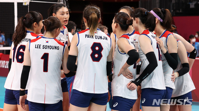 [도쿄(일본)=뉴시스] 이영환 기자 = 8일 오전 일본 도쿄 아리아케 아레나에서 열린 도쿄올림픽 여자배구 동메달 결정전 대한민국과 세르비아의 경기,김연경이 경기를 마치고 동료드로가 대화를 하고 있다. 2021.08.08. 20hwan@newsis.com