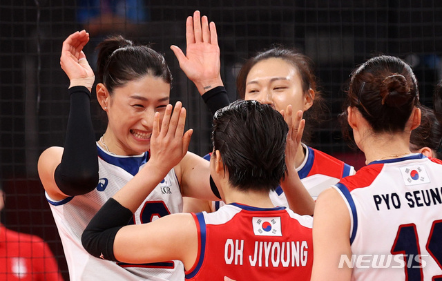 [도쿄(일본)=뉴시스] 이영환 기자 = 8일 오전 일본 도쿄 아리아케 아레나에서 열린 도쿄올림픽 여자배구 동메달 결정전 대한민국과 세르비아의 경기, 김연경이 기뻐하고 있다. 2021.08.08. 20hwan@newsis.com