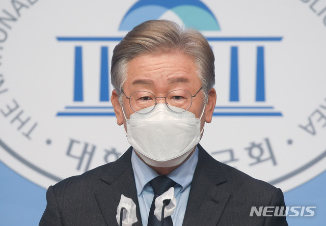 [서울=뉴시스] 최동준 기자 = 더불어민주당 대선 경선 후보인 이재명 경기도지사가 8일 서울 여의도 국회 소통관에서 당내 경선 네거티브 중단 선언 기자회견을 하고 있다. (공동취재사진) 2021.08.08. photo@newsis.com