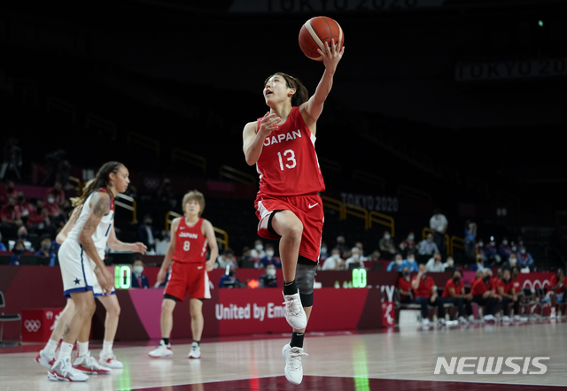 [사이타마=AP/뉴시스]아시아국가로는 29년 만에 올림픽 은메달을 딴 일본 여자농구. 2021.08.08.