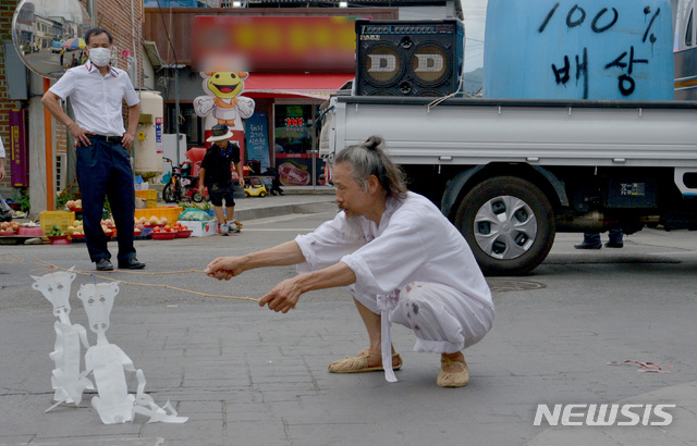 [구례=뉴시스] 변재훈 기자 = 지난해 섬진강 수해민들이 8일 오전 전남 구례군 구례읍 5일 시장 일대에서 차량 행렬 시위와 수해로 죽은 소를 위로하는 퍼포먼스 등을 벌이며 정부의 조속한 피해 배상을 촉구하고 있다. 2021.08.08. wisdom21@newsis.com