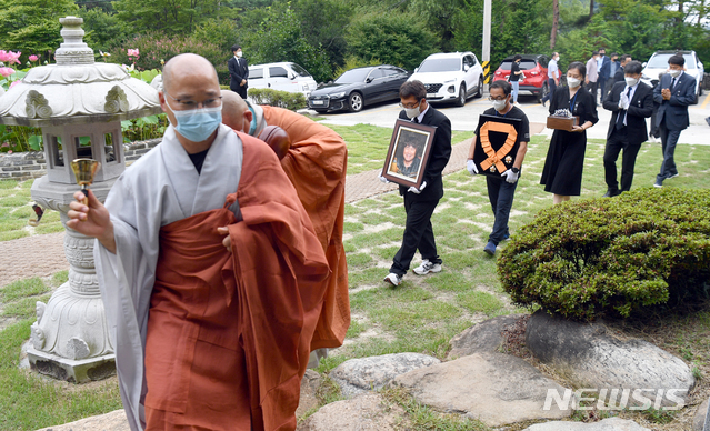[광주=뉴시스] 류형근 기자 = 8일 오후 광주 동구 문빈정사 극락전 봉안당 앞에서 장애 산악인 김홍빈 대장 봉안의식이 열리고 있다. 2021.08.08. hgryu77@newsis.com