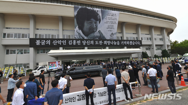 [광주=뉴시스] 류형근 기자 = 더불어민주당 대선주자인 이낙연·정세균·박용진 후보가 8일 오전 광주 서구 염주종합체육관 1층에서 열린 장애 산악인 김홍빈 대장 영결식에 참석해 행사를 지켜보고 있다. 2021.08.08. hgryu77@newsis.com