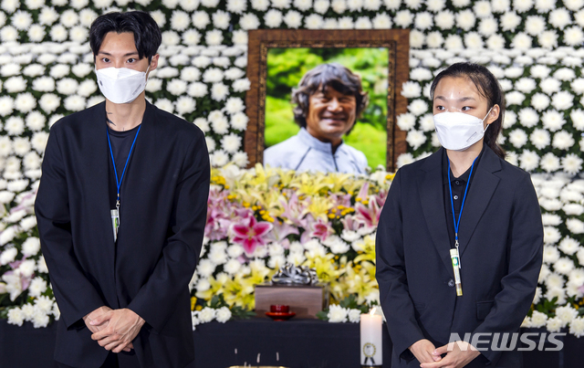 [광주=뉴시스] 류형근 기자 = 2020 도쿄올림픽 스포츠클라이밍에 출전했던 국가대표 천종원과 서채현이 8일 오전 광주 서구 염주종합체육관 1층에서 열리는 장애 산악인 김홍빈 대장 영결식에 참석해 참배를 기다리고 있다. 2021.08.08. hgryu77@newsis.com