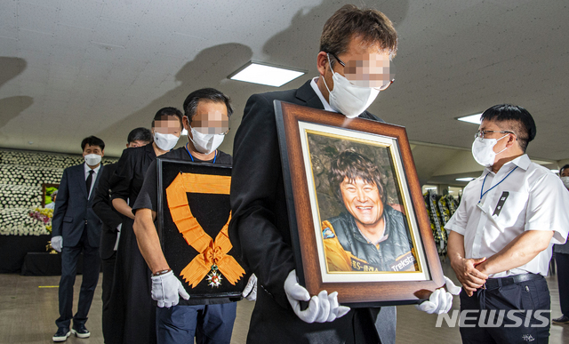 [광주=뉴시스] 류형근 기자 = 8일 오전 광주 서구 염주종합체육관에서 장애 산악인 김홍빈 대장 영결식이 열리고 있다. 2021.08.08. hgryu77@newsis.com