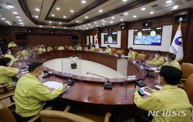 [서울=뉴시스] 고범준 기자 = 권덕철 중앙재난안전대책본부 1차장(보건복지부 장관)이 8일 오후 서울 종로구 정부서울청사에서 열린 코로나19 중앙재난안전대책본부 회의에 참석해 발언하고 있다. 2021.08.08. bjko@newsis.com