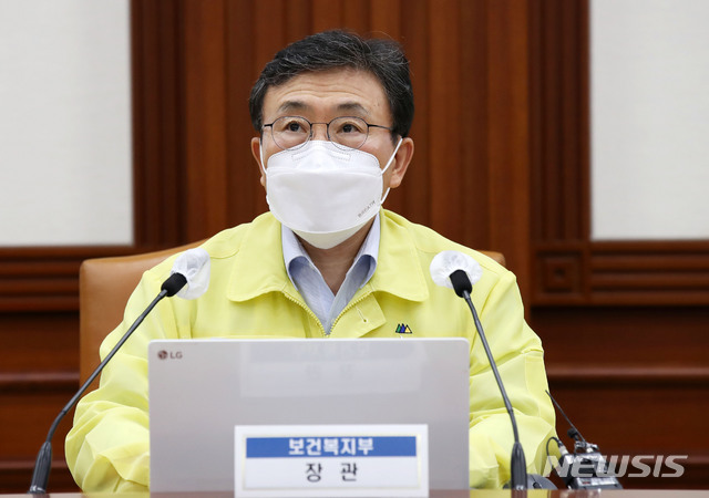 [서울=뉴시스] 고범준 기자 = 권덕철 중앙재난안전대책본부 1차장(보건복지부 장관)이 8일 오후 서울 종로구 정부서울청사에서 열린 코로나19 중앙재난안전대책본부 회의에 참석해 발언하고 있다. 2021.08.08. bjko@newsis.com