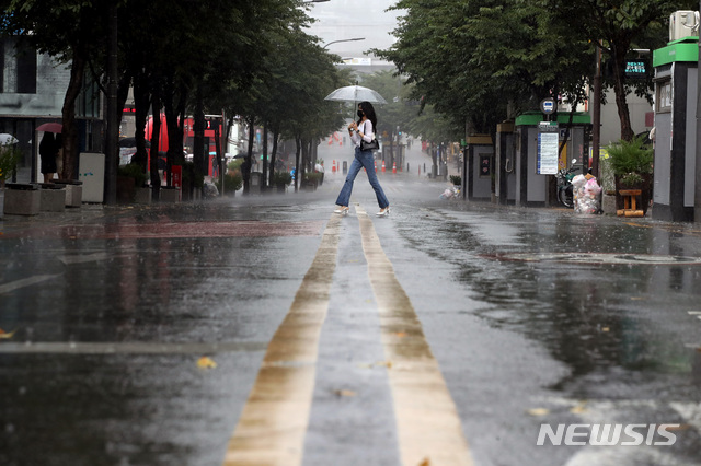 [서울=뉴시스] 김병문 기자 = 지난 8일 오후 사회적 거리 두기 4단계 여파와 휴가철 이동으로 서울 서대문구 신촌거리가 한산하다. 2021.08.08. dadazon@newsis.com