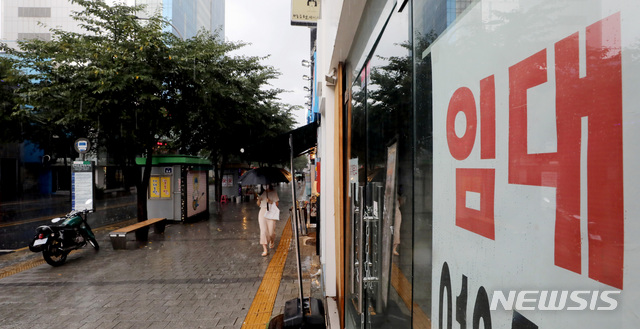 [서울=뉴시스] 김병문 기자 = 서울 서대문구 신촌거리의 한 상가에 임대 안내문이 걸려 있다. dadazon@newsis.com