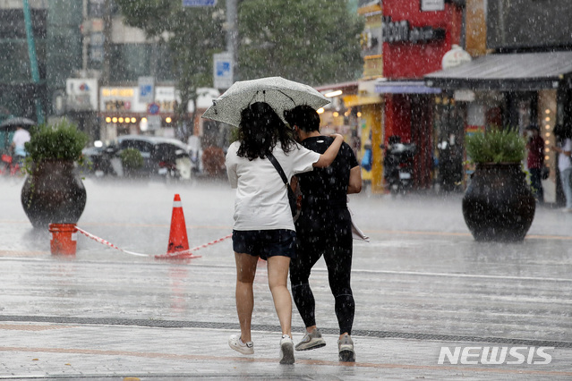 [서울=뉴시스] 김병문 기자 = 제9호 태풍 ‘루핏’이 최근접할 것으로 예보된 지난 8일 오후 서울 서대문구 신촌거리에서 시민들이 비를 피하고 있다. 2021.08.08. dadazon@newsis.com