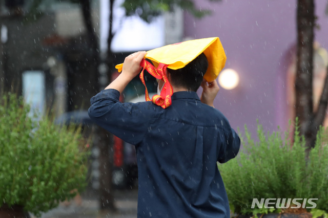 [서울=뉴시스] 김병문 기자 = 서울 서대문구 신촌거리에서 시민들이 비를 피하고 있다. 2021.08.08. dadazon@newsis.com