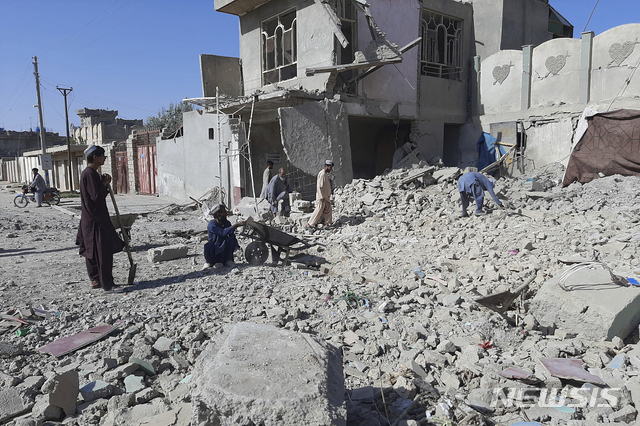 [AP/뉴시스] 8일 아프간 수도 남쪽의 헬만트주 주도 라쉬카르 가에서 주민들이 정부군과 탈레반 양측의 공습에 무너진 건물 잔해를 뒤지고 있다. 