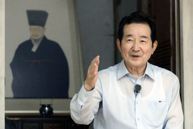 [서울=뉴시스] 최동준 기자 = 더불어민주당 대선 경선 후보 정세균 전 국무총리가 5일 전남 강진 다산 초당을 방문해 관계자들과 대화하고 있다. (사진=정세균 캠프 제공) 2021.08.05. photo@newsis.com *재판매 및 DB 금지